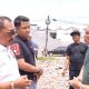 Wakil Wali Kota Surabaya Armuji mengenakan kemeja putih saat melakukan inspeksi mendadak di lokasi rumah Nenek Elina di Surabaya, berdampingan dengan Samuel berbaju hijau yang dilaporkan terkait dugaan pengusiran paksa dan perusakan rumah lansia.