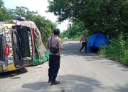 Truk Muatan Pakan Ayam Mundur di Tanjakan Jatigede, Hantam Mobil Minibus