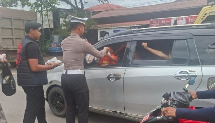 Satresnarkoba Polres Kapuas Bagikan Bansos untuk Jamaah Haul Guru Sekumpul