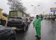 Polisi Barito Kuala mengatur lalu lintas saat hujan deras untuk kelancaran arus jamaah pengajian 5 Rajab