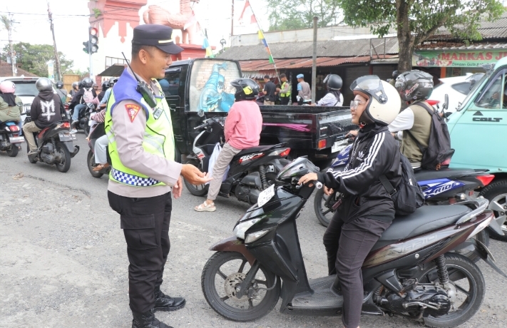 Polisi Bantul melakukan pemeriksaan kendaraan dalam Operasi Zebra Progo 2025.