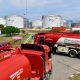 Mobil tangki Pertamina mengantre pengisian BBM di Fuel Terminal Krueng Raya, Aceh Besar, untuk distribusi ke daerah terdampak banjir.