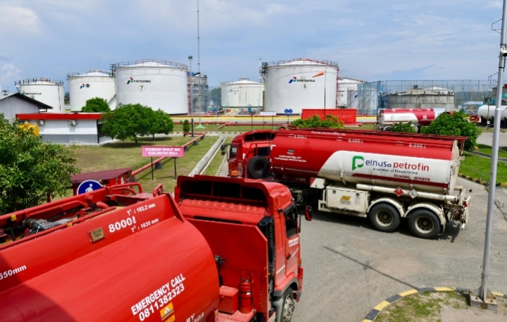Mobil tangki Pertamina mengantre pengisian BBM di Fuel Terminal Krueng Raya, Aceh Besar, untuk distribusi ke daerah terdampak banjir.
