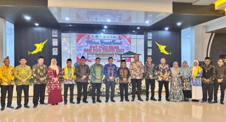 Alt Foto Pemkab Kotabaru bersama PGRI Kalimantan Selatan menggelar Malam Ramah Tamah HUT PGRI ke-80 dan Hari Guru Nasional 2025 di Gedung Paris Barantai.