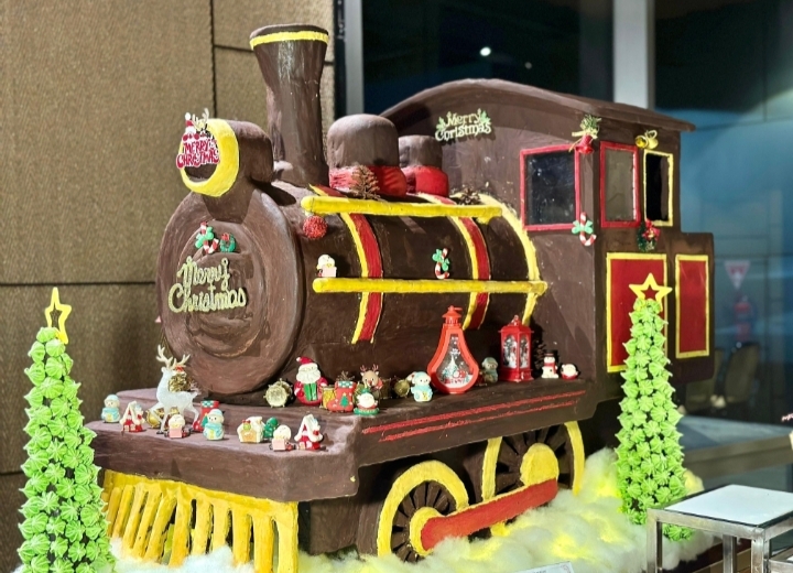 Kereta coklat 60 kg di Grand Mercure Malang Mirama, dekorasi Natal dan atraksi kuliner eksklusif.