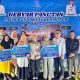 Penyerahan penghargaan kepada wajib pajak kendaraan bermotor teladan dalam kegiatan Gebyar Panutan Pajak Kendaraan Bermotor 2025 di Kotabaru.