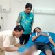 remaja korban serangan buaya di Tanah Laut saat menjalani perawatan medis dengan luka jahitan di kaki kanan
