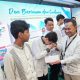 Anak-anak pondok pesantren dan yayasan sosial menerima santunan dari Pertamina Patra Niaga dalam kegiatan HUT ke-68 Pertamina.