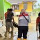 Relawan Pertamina Peduli membersihkan Puskesmas Rantau di Kabupaten Aceh Tamiang pascabencana banjir dan longsor