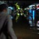 Patroli malam polisi memantau kondisi banjir yang mulai surut di Komplek Maluyung, Kabupaten Tabalong.
