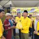 Ketua DPD Golkar Tanah Laut menyerahkan paket sembako murah kepada warga saat peringatan HUT ke-61 Partai Golkar