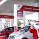 Sinterklas Pertamina Patra Niaga menyapa pelanggan di SPBU Paal Dua Manado saat perayaan Natal 2025.
