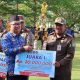Penyerahan penghargaan Pos Satlinmas dan Pos Kamling kepada Pemkab Tanah Bumbu di Apel HUT KORPRI ke-54.