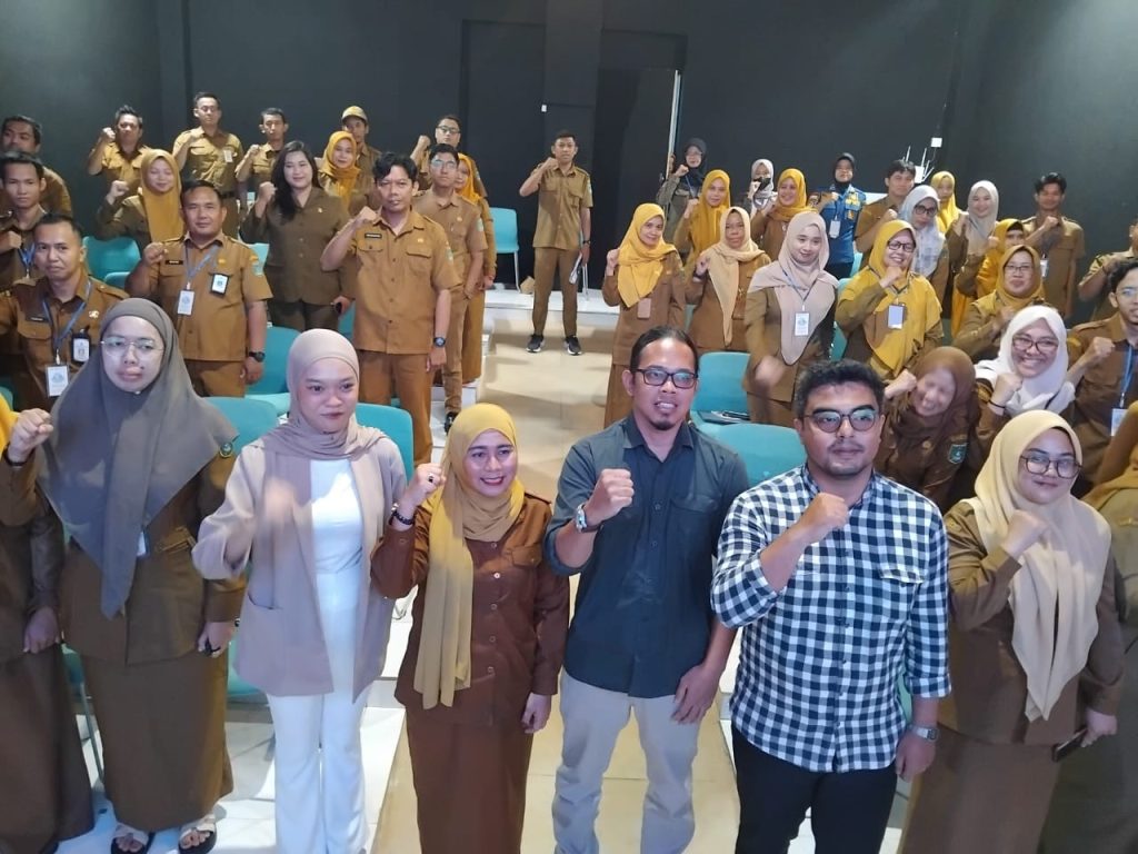 Yulia Rahmadani membuka pelatihan penulisan berita SKPD di Studio Mini Dispersip Tanah Bumbu.