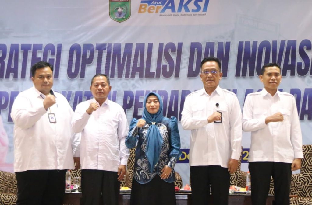 Sekretaris Daerah Tanah Bumbu berdampingan dengan perangkat daerah dalam sesi FGD optimalisasi dan inovasi pendapatan asli daerah.
