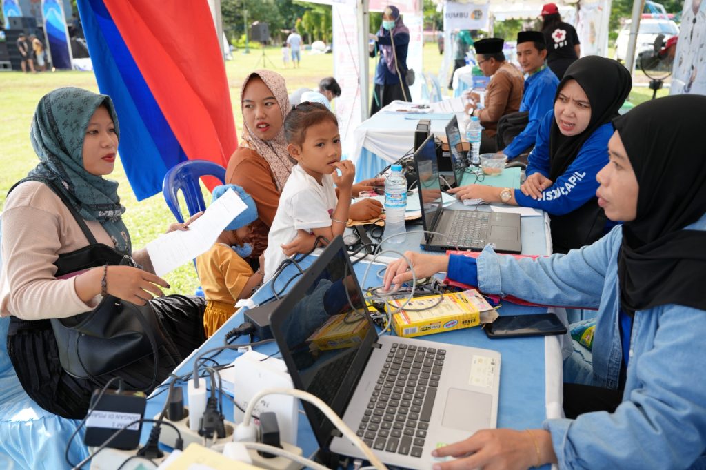 Pelayanan publik dan stand UMKM pada Aksi Sinergitas Merah Putih di Kecamatan Teluk Kepayang