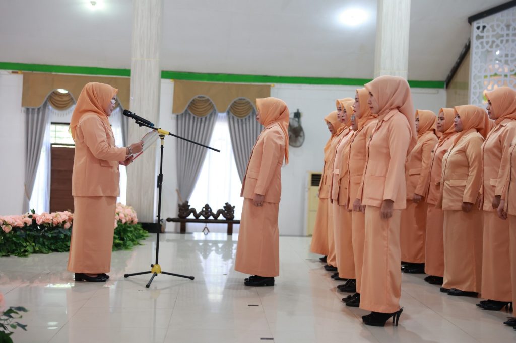 Pengukuhan Pengurus DWP Tanah Bumbu 2024–2029 di Gedung Mahligai Bersujud.