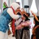 Bunda PAUD Tanah Bumbu Andi Irmayani Rudi Latif menghampiri anak-anak dalam kegiatan advokasi wajib belajar prasekolah di Batulicin.
