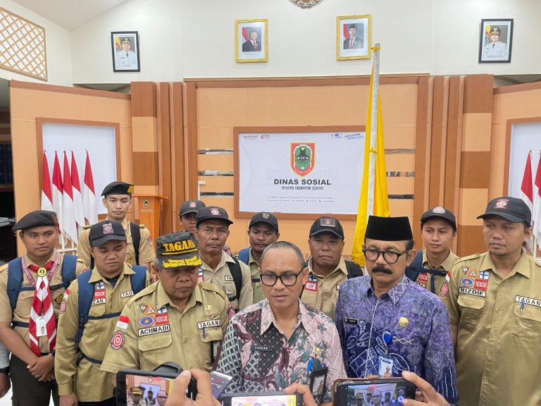 Kepala Dinas Sosial Kalimantan Selatan Achmadi saat menyampaikan keterangan mengenai pengiriman Tagana ke lokasi bencana di Sumbar.