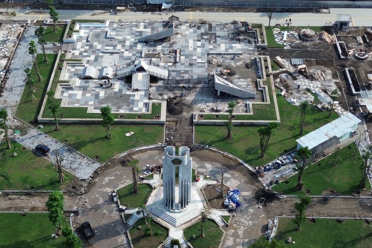 Tampilan udara Alun-Alun Sidoarjo hasil revitalisasi yang belum dibuka untuk umum menjelang Tahun Baru 2026.