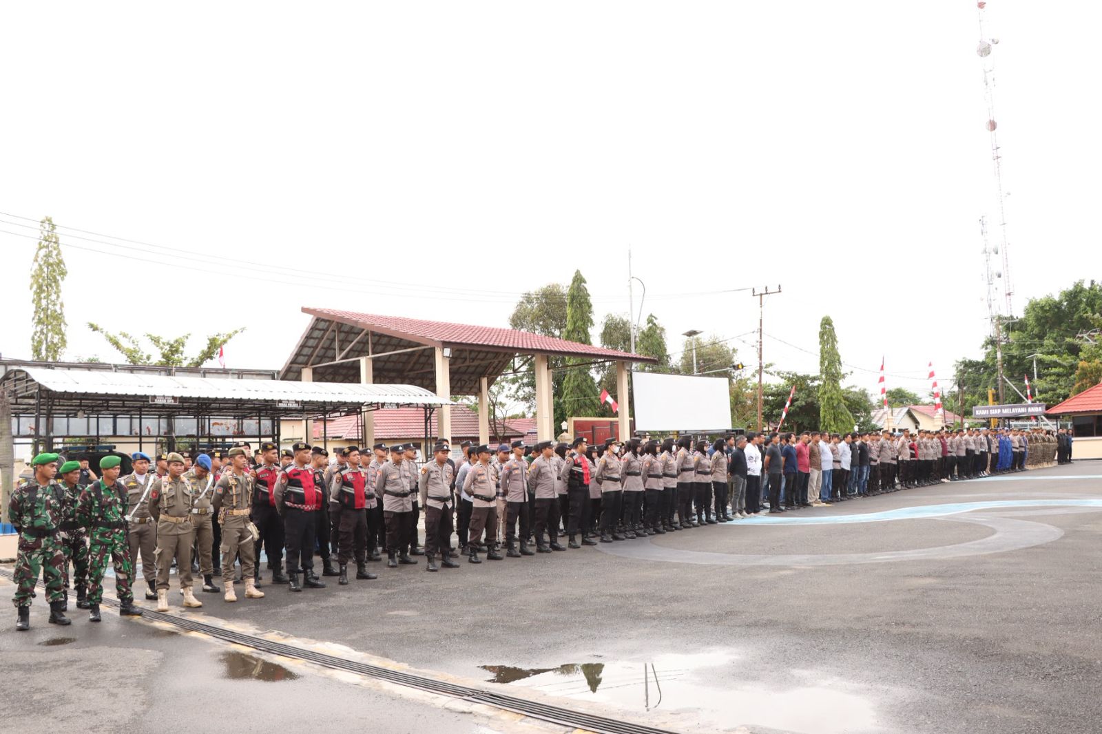 Petugas Polres Barito Kuala melakukan pengamanan puncak peringatan Hari Jadi Batola ke-66 di Lapangan 5 Desember.