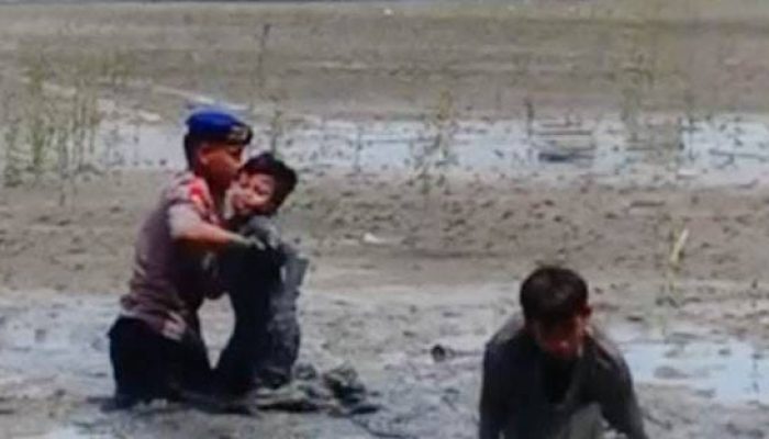Polairud Polda Jatim Selamatkan Dua Anak Terjebak Lumpur di Pantai Kenjeran