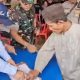 H. Sudian Noor menyerahkan bantuan kemanusiaan kepada korban banjir Balangan atas nama H. Isam