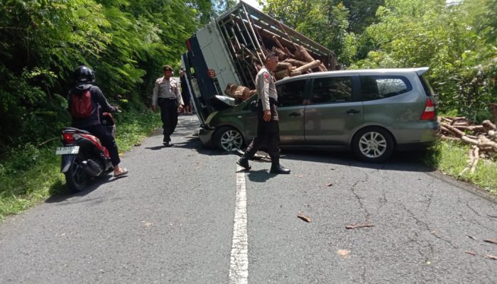 Tak Kuat Nanjak, Truk Bermuatan Kayu Mundur dan Hantam Livina di Dlingo