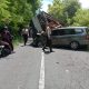 Mobil Livina rusak setelah ditabrak truk bermuatan kayu yang mundur di tanjakan Jalan Imogiri–Dlingo, Bantul.