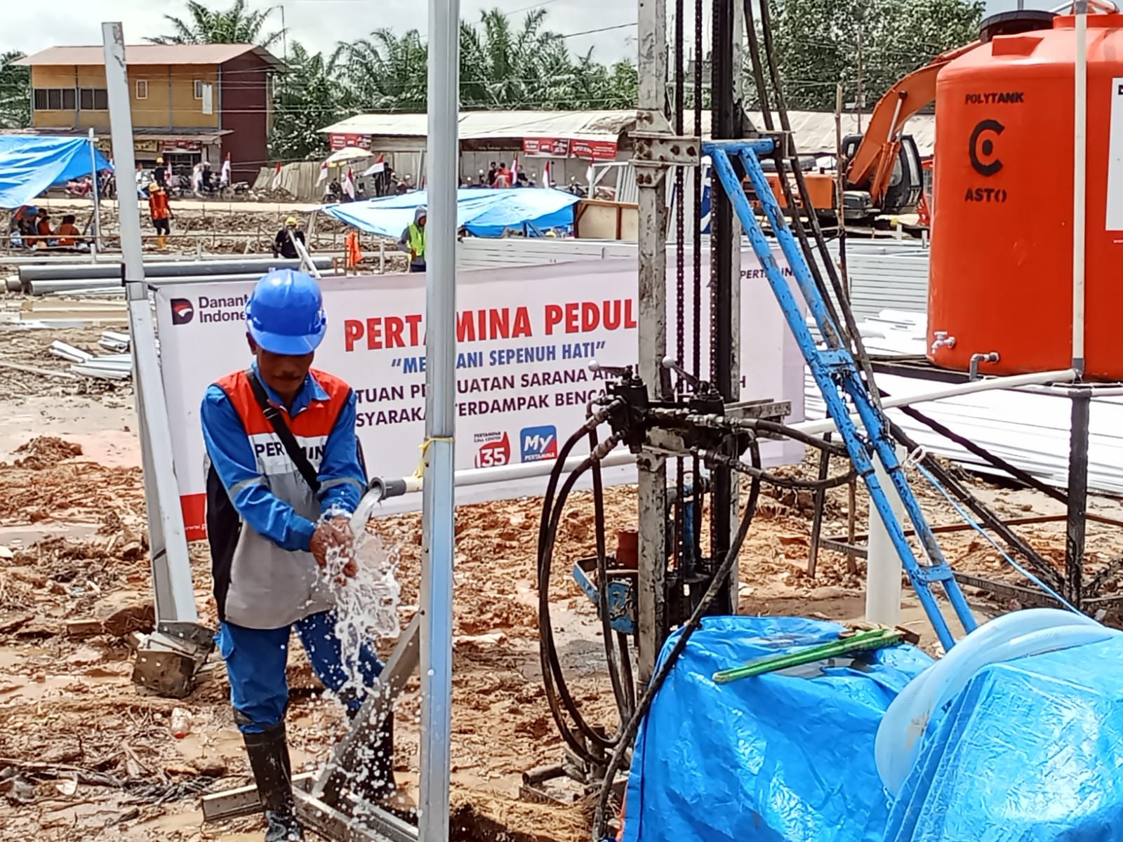 Pertamina dan Elnusa menyerahkan bantuan alat bor sumur air bersih untuk warga terdampak banjir di Sumatra