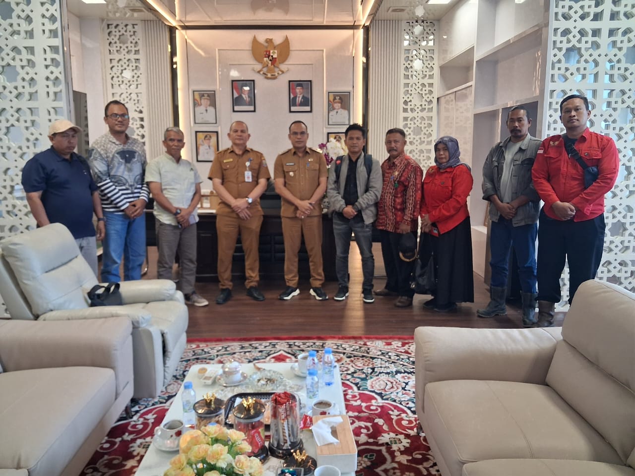 Perwakilan pemilik plasma Desa Talusi bertemu Wakil Bupati Kotabaru Syairi Mukhlis dalam silaturahmi membahas rencana mediasi koperasi.