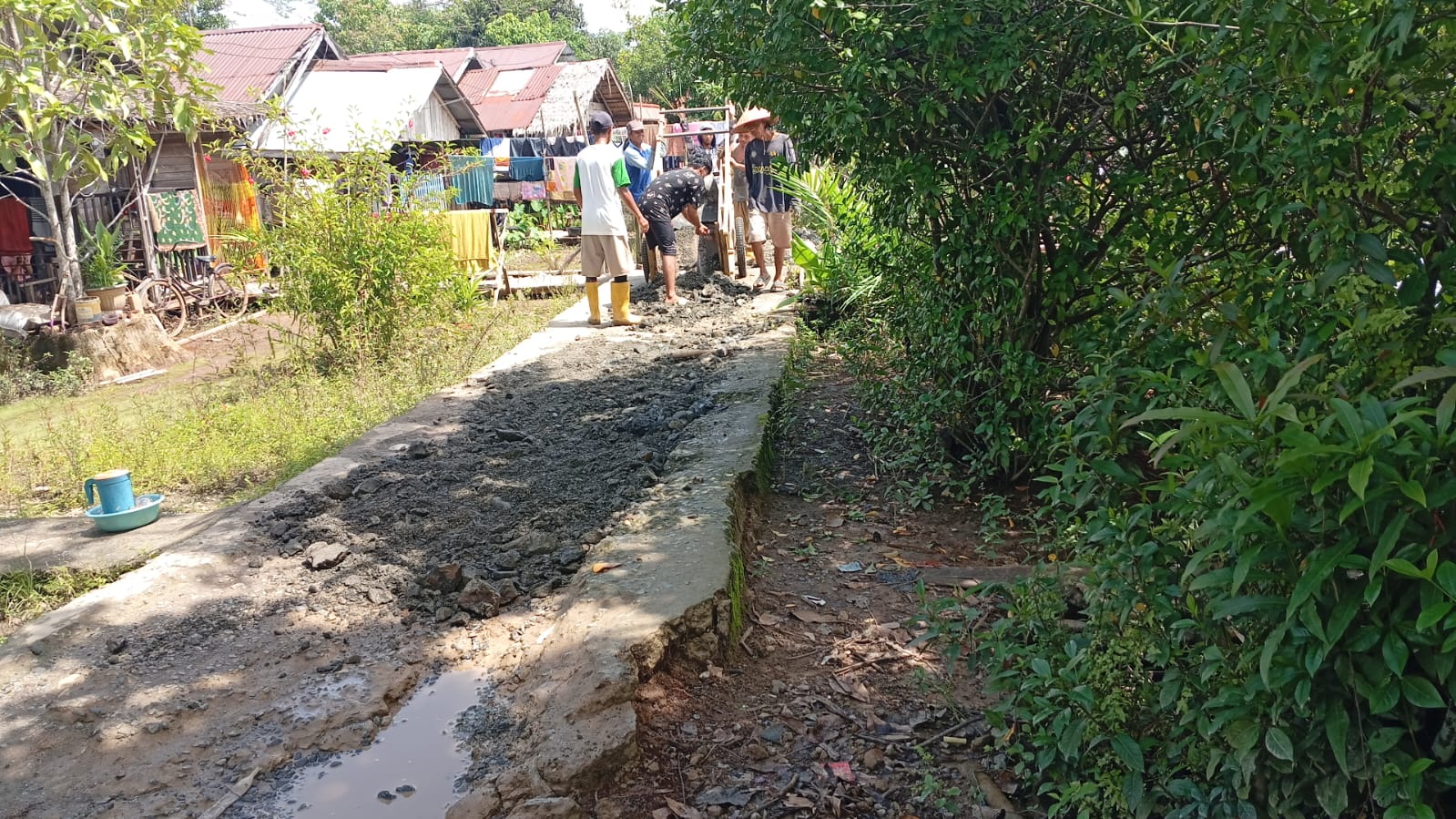 Ket Foto : Pemerintah Desa Basarang bersama warga saat melakukan penimbunan secara swadaya pada Jumat (2/1/2026) lalu. 