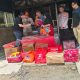 Wakil Bupati Pulang Pisau menyerahkan bantuan kepada korban kebakaran rumah makan di Kecamatan Kahayan Hilir
