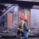 Petugas polisi memeriksa lokasi rumah terbakar di Desa Sambijajar, Kecamatan Sumbergempol, Kabupaten Tulungagung