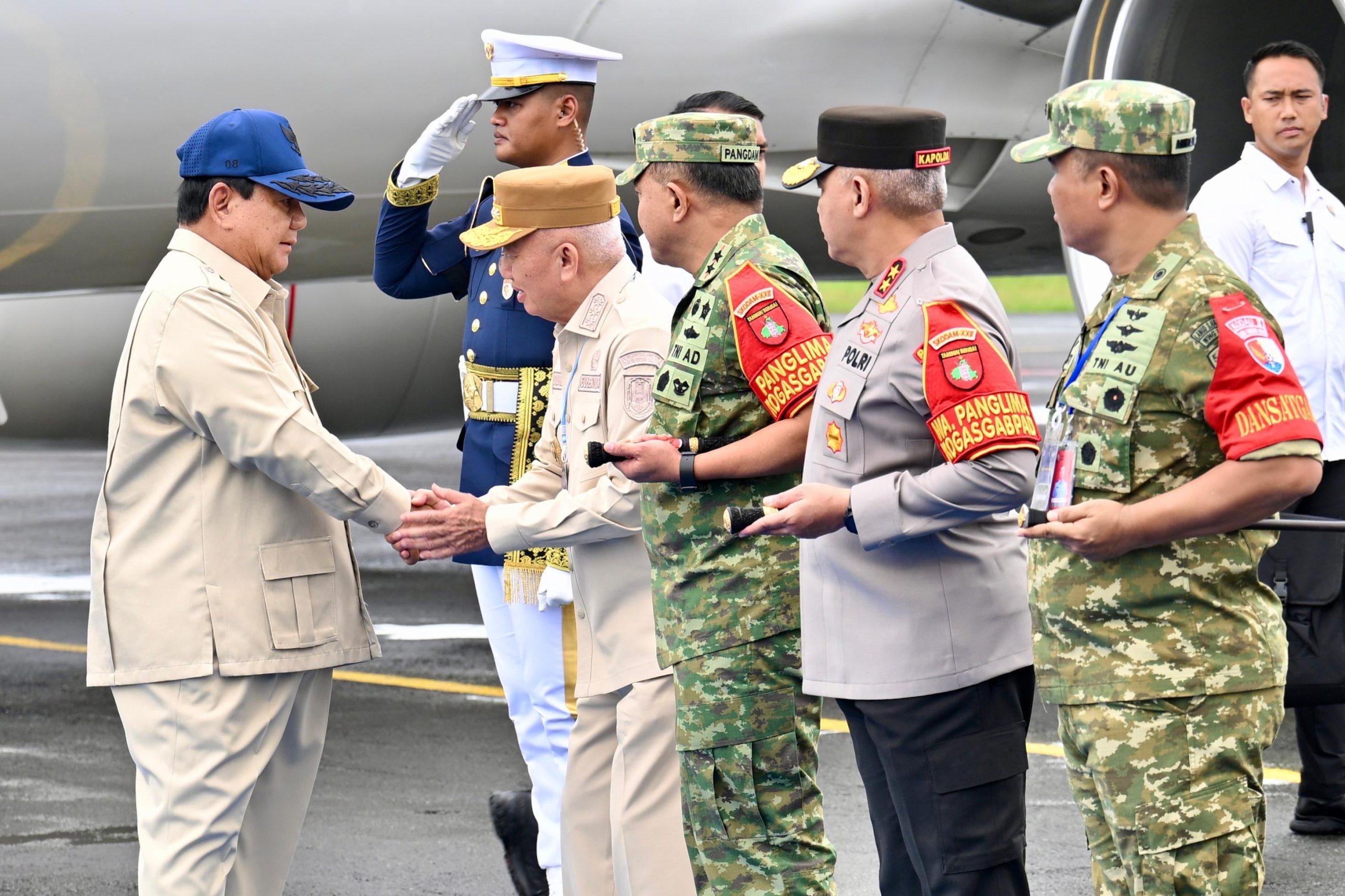 Presiden Prabowo Subianto disambut Gubernur Kalimantan Selatan H. Muhidin saat tiba di Bandara Syamsudin Noor Banjarbaru untuk peresmian Sekolah Rakyat