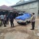 Petugas kepolisian mendampingi penyaluran bantuan sembako untuk warga terdampak banjir di Desa Juai, Tabalong