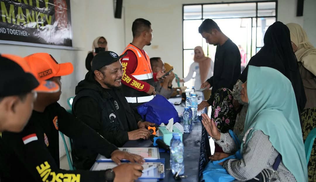 Penyaluran bantuan kemanusiaan Jhonlin Group kepada warga terdampak banjir di Kabupaten Banjar, Kalimantan Selatan.