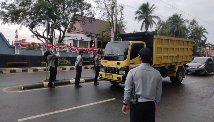 Pemkab Tanah Laut Ingatkan Truk Proyek Jaga Kebersihan Jalan Raya