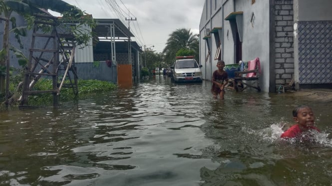 Banjir merendam rumah warga di Lamongan akibat luapan Bengawan Jero dan naiknya elevasi Bendungan Blawi