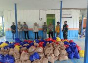 Banjir Rendam Desa Sinar Baru, Polisi dan Perusahaan Salurkan 276 Paket Sembako