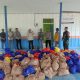 Petugas Polsek Rantau Badauh menyerahkan bantuan sembako kepada warga Desa Sinar Baru terdampak banjir di Barito Kuala