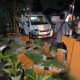 Minibus menabrak tembok rumah warga di Pajangan Bantul akibat pengemudi diduga mengantuk
