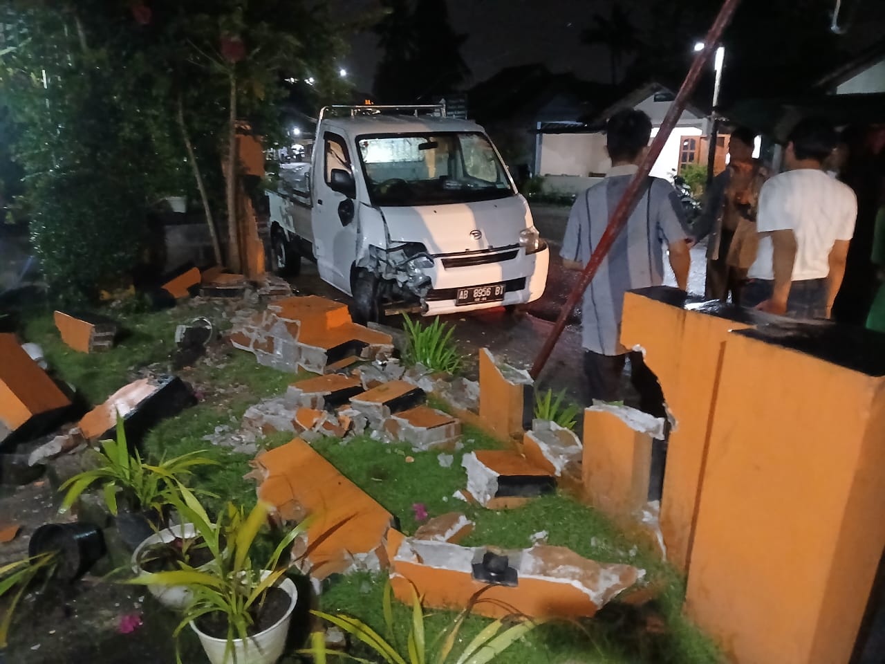 Minibus menabrak tembok rumah warga di Pajangan Bantul akibat pengemudi diduga mengantuk