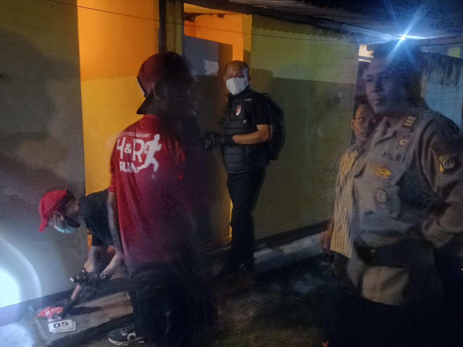 Polisi Yogyakarta memeriksa kamar mandi tempat pria ditemukan meninggal di mes karyawan hotel.