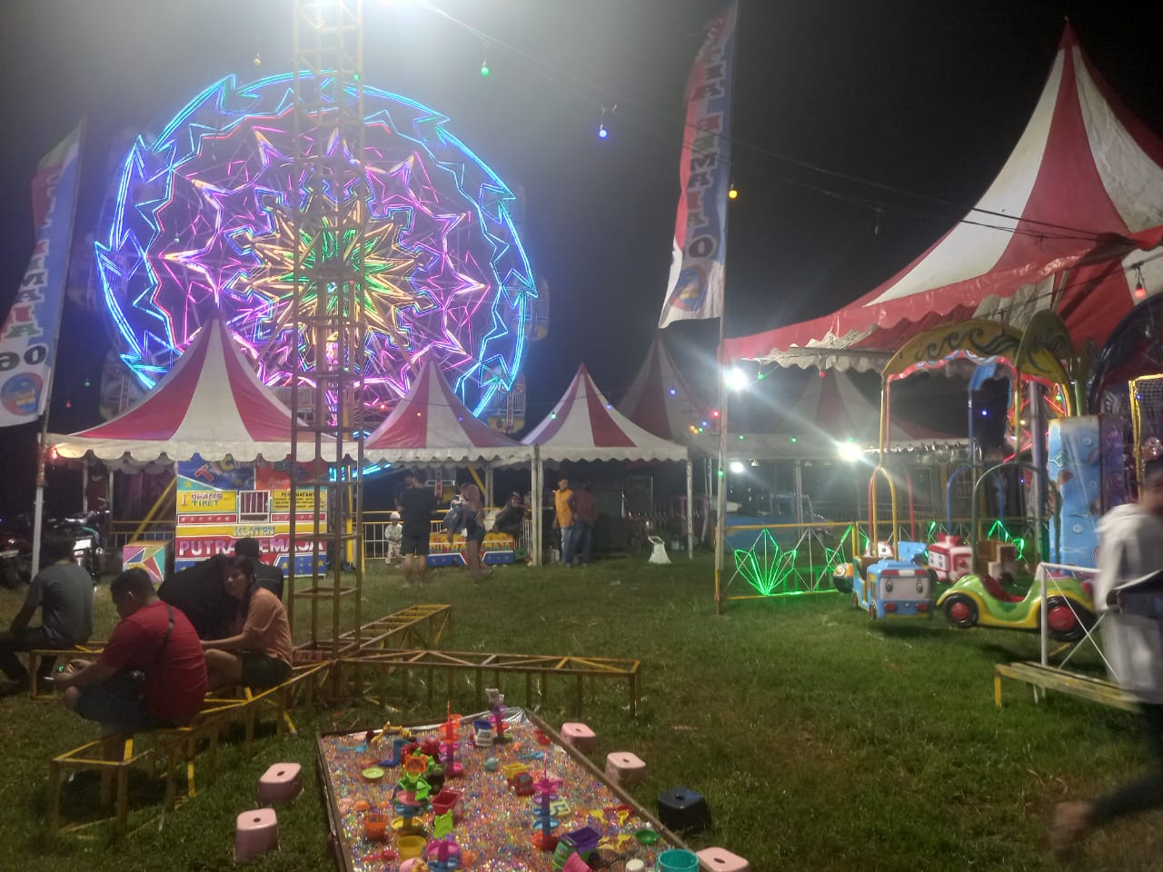 Suasana kegiatan pasar malam di pusat Kota Majalengka yang mulai beroperasi dengan keramaian pengunjung