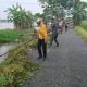 Babinsa Koramil Kurau dan warga membersihkan sungai Desa Handil Birayang Bawah Tanah Laut untuk mencegah banjir