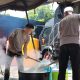Petugas Polda Kalsel menyalurkan makanan dan air bersih kepada warga terdampak banjir di Martapura Barat, Kabupaten Banjar