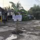 Warga Kalilunyu Cirebon tanam pohon pisang di jalan berlubang sebagai protes jalan rusak