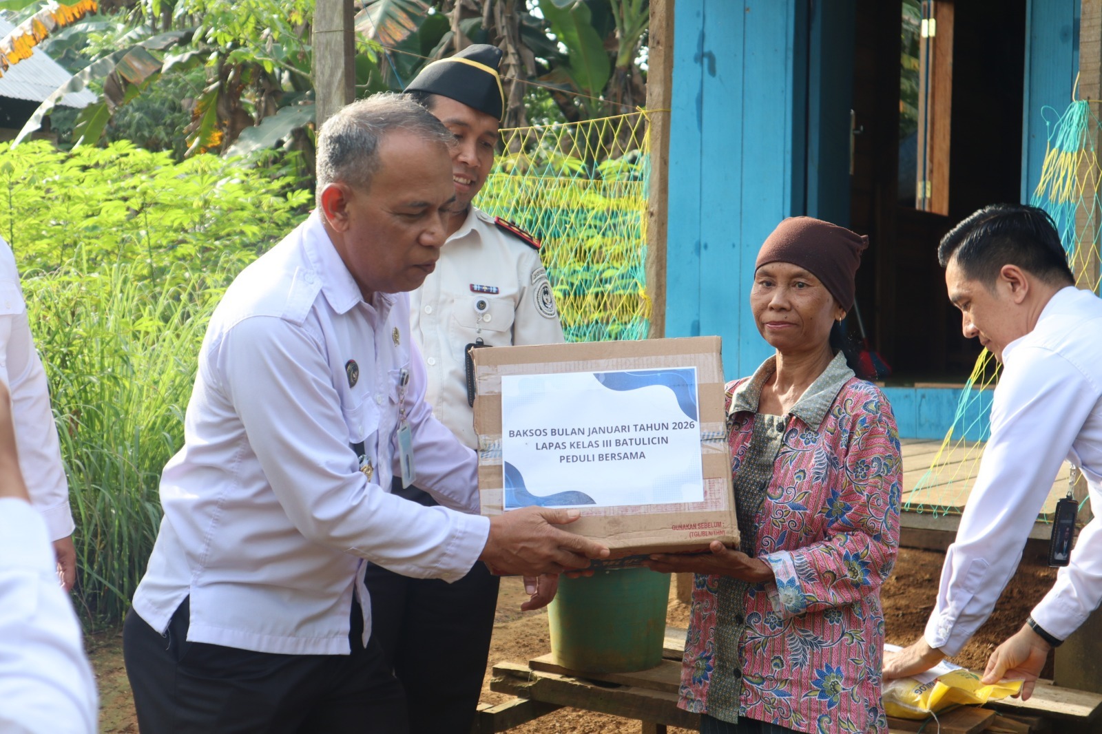 Kepala Lapas Batulicin menyalurkan bantuan sosial kepada warga sekitar lingkungan lembaga pemasyarakatan.