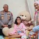 Kapolda Kalsel memantau pemulihan kesehatan dua bocah yatim piatu pasca operasi di Rumah Sakit Bhayangkara Banjarmasin.